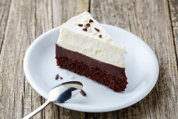 Vanille cheesecake slice op houten achtergrond. — Stockfoto