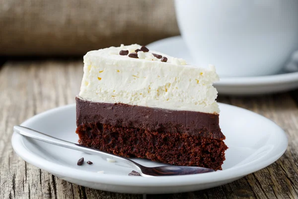 Tarta de queso vainilla rebanada sobre fondo de madera . — Foto de Stock