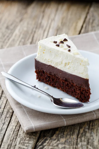 Tarta de queso vainilla rebanada sobre fondo de madera . — Foto de Stock