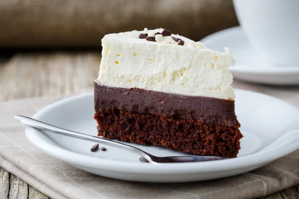 Tarta de queso vainilla rebanada sobre fondo de madera . — Foto de Stock