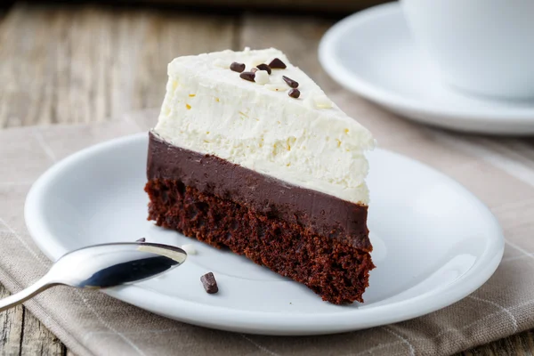 Tarta de queso vainilla rebanada sobre fondo de madera . — Foto de Stock