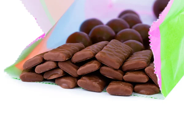 Chocolade snoepjes op een witte achtergrond. — Stockfoto