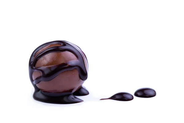 Caramelos de chocolate sobre un fondo blanco. — Foto de Stock
