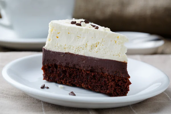 Tarta de queso vainilla rebanada sobre fondo de madera . — Foto de Stock