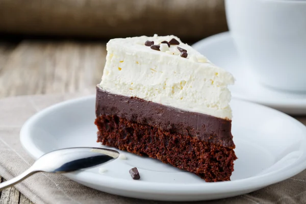 Tarta de queso vainilla rebanada sobre fondo de madera . — Foto de Stock