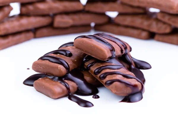 Schokoladenbonbons auf weißem Hintergrund. — Stockfoto