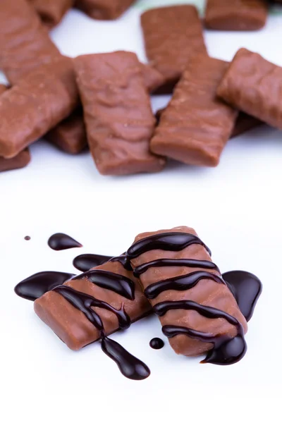 Schokoladenbonbons auf weißem Hintergrund. — Stockfoto