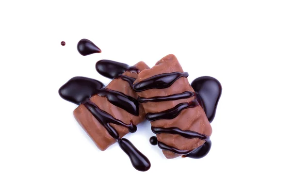 Cukierki czekoladowe na białym tle. — Zdjęcie stockowe