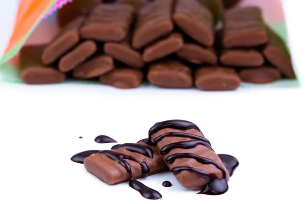 Caramelos de chocolate sobre un fondo blanco. — Foto de Stock