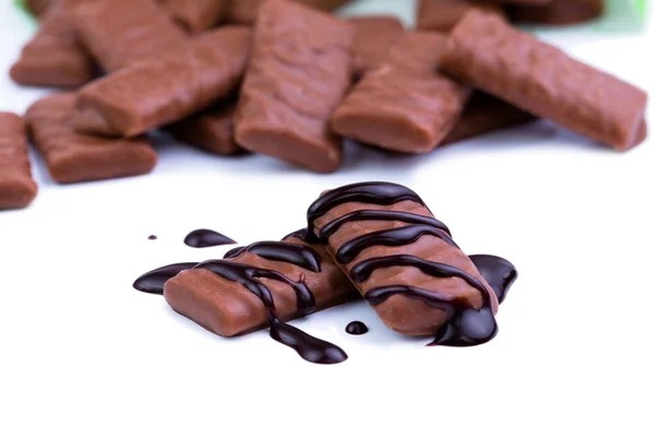 Schokoladenbonbons auf weißem Hintergrund. — Stockfoto