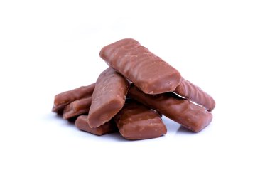 Beyaz arka planda çikolatalı şekerler.