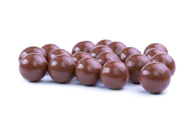 Beyaz arka planda çikolatalı şekerler.