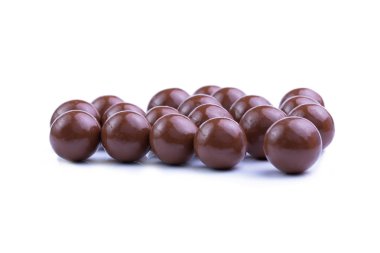 Beyaz arka planda çikolatalı şekerler.