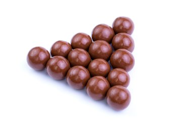 Beyaz arka planda çikolatalı şekerler.