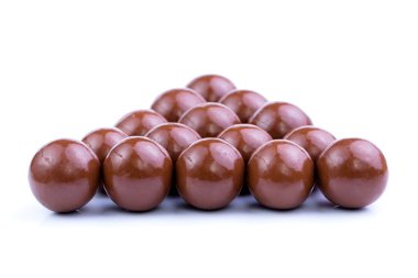 Beyaz arka planda çikolatalı şekerler.