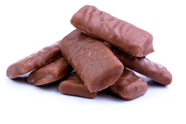 Caramelos de chocolate sobre un fondo blanco. —  Fotos de Stock