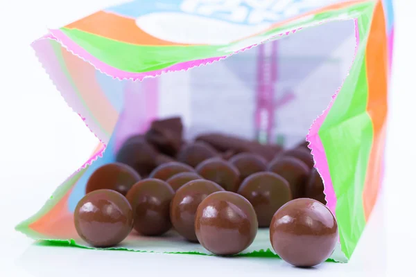 Beyaz arka planda çikolatalı şekerler. — Stok fotoğraf