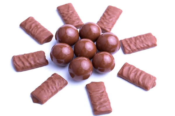 Καραμέλες σοκολάτας σε λευκό φόντο. — Φωτογραφία Αρχείου