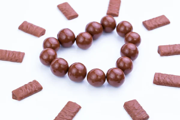 Caramelos de chocolate sobre un fondo blanco. — Foto de Stock