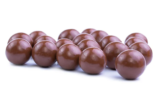 Caramelos de chocolate sobre un fondo blanco. — Foto de Stock