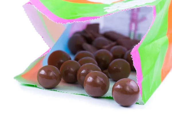 Caramelos de chocolate sobre un fondo blanco. — Foto de Stock