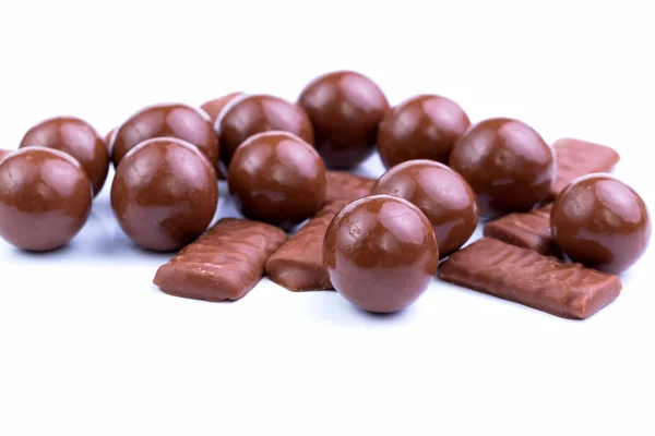 Caramelos de chocolate sobre un fondo blanco. — Foto de Stock