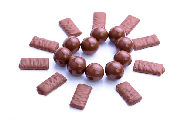 Doces de chocolate em um fundo branco. — Fotografia de Stock