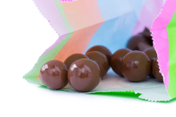 Beyaz arka planda çikolatalı şekerler. — Stok fotoğraf