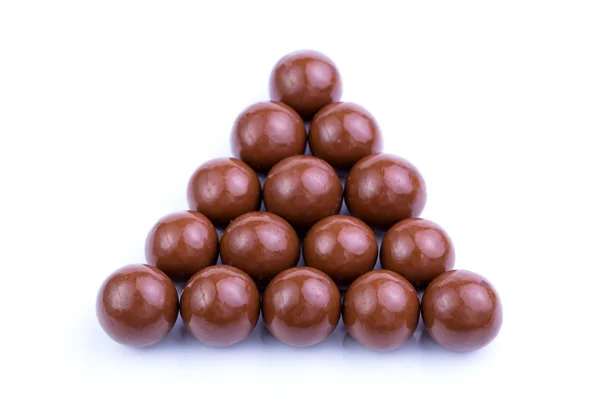 Čokoládové bonbóny na bílém pozadí. — Stock fotografie