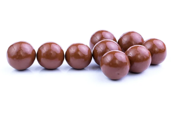 Шоколадні цукерки на білому тлі . — стокове фото
