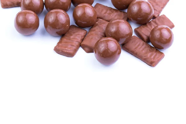 Doces de chocolate em um fundo branco. — Fotografia de Stock