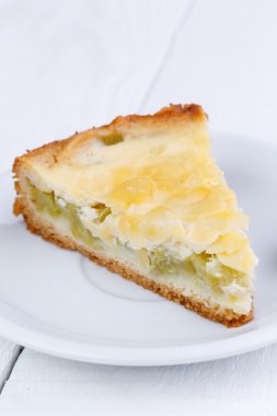 Ahşap masa üzerinde ravent pastadan dilim.