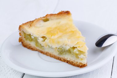 Ahşap masa üzerinde ravent pastadan dilim.