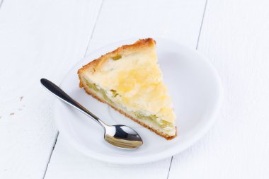 Ahşap masa üzerinde ravent pastadan dilim.