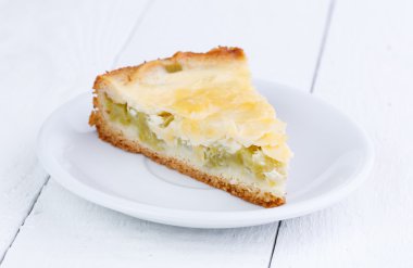 Ahşap masa üzerinde ravent pastadan dilim.
