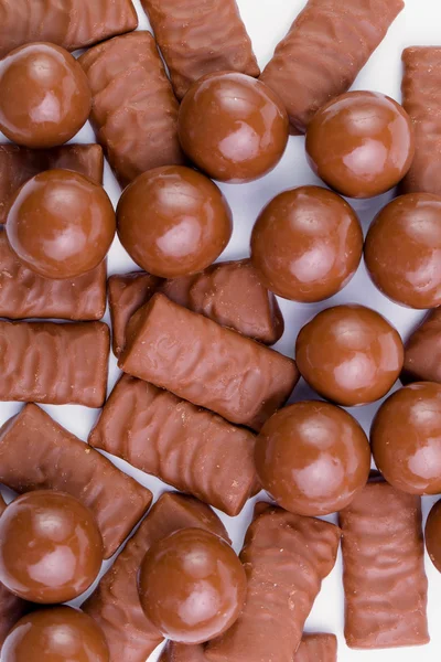 Chocolade snoepjes op een witte achtergrond. — Stockfoto