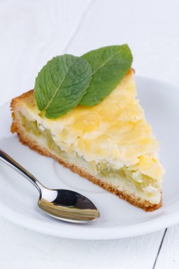 Ravent pasta Beyaz ahşap masa üzerinde lezzetli dilim.