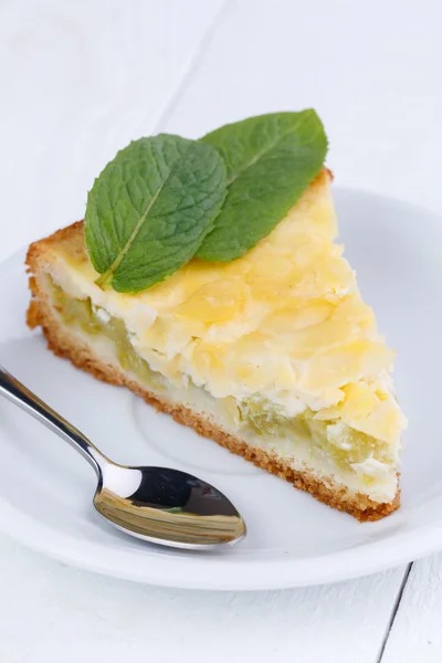 Sabrosa rebanada de pastel de ruibarbo en la mesa de madera blanca . — Foto de Stock