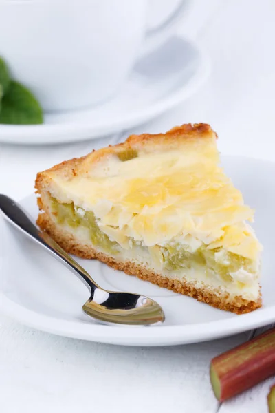 Sabrosa rebanada de pastel de ruibarbo en la mesa de madera blanca . — Foto de Stock