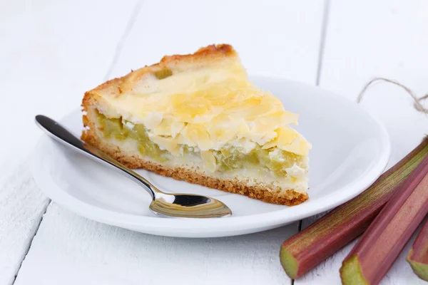Tranche savoureuse de tarte à la rhubarbe sur table en bois blanc . — Photo