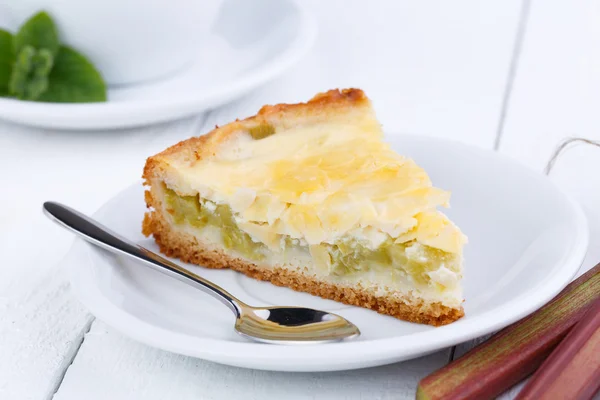 Tranche savoureuse de tarte à la rhubarbe sur table en bois blanc . — Photo