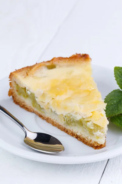 Tranche savoureuse de tarte à la rhubarbe sur table en bois blanc . — Photo