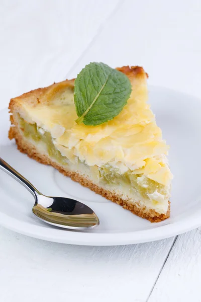 Tranche savoureuse de tarte à la rhubarbe sur table en bois blanc . — Photo