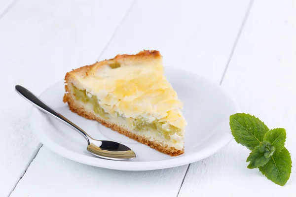 Sabrosa rebanada de pastel de ruibarbo en la mesa de madera blanca . — Foto de Stock