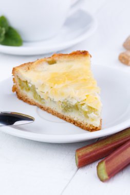 Ravent pasta Beyaz ahşap masa üzerinde lezzetli dilim.