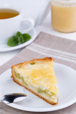 Ravent pasta Beyaz ahşap masa üzerinde lezzetli dilim.