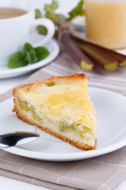 Ravent pasta Beyaz ahşap masa üzerinde lezzetli dilim.
