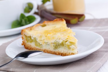 Ravent pasta Beyaz ahşap masa üzerinde lezzetli dilim.