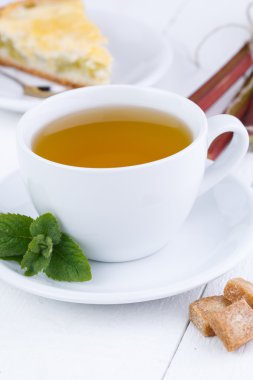 Nane çayı ravent pasta ahşap masa üzerinde dilim ile.