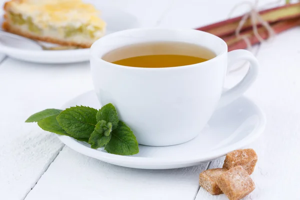 Мятный чай с ломтиком ревеня на деревянном столе . — стоковое фото